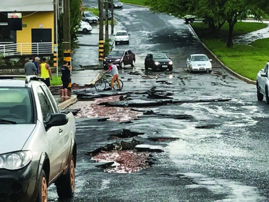 Placas de asfalto foram arrancadas na avenida Minas Gerais