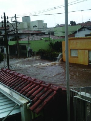 Rua Bias Fortes durante a chuva