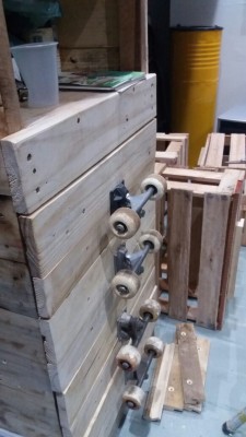 : Rolamentos de skate viraram puxador de gaveta no gabinete de Maravilha