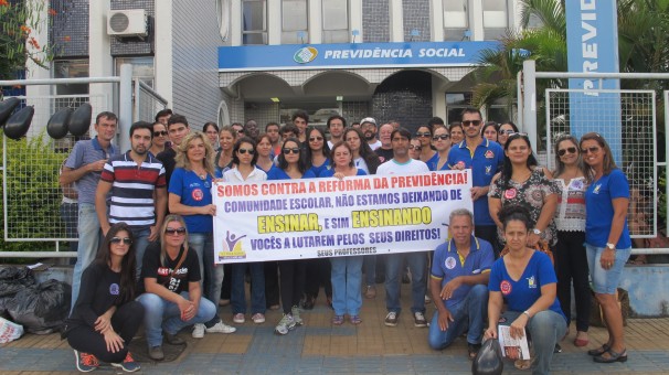 Profissionais da Educação se reúnem na porta do INSS como forma de protesto