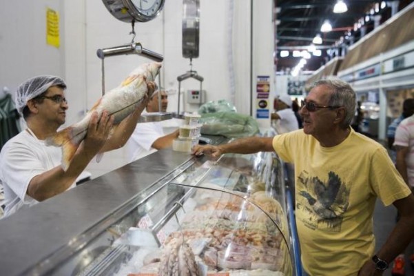 Meio quilo de bacalhau e filé de tilápia podem ser comprados por aproximadamente R$ 20