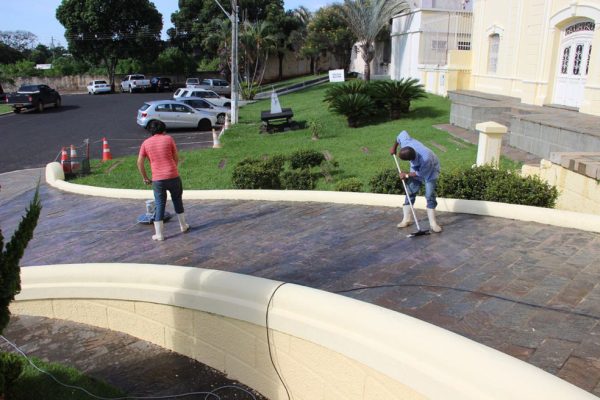 Servidores municipais promovem manutenção no Palácio dos Ferroviários
