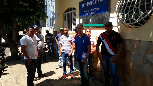 Trabalhadores foram ao SINE na tentativa de concorrer a possíveis vagas na obra da ETE