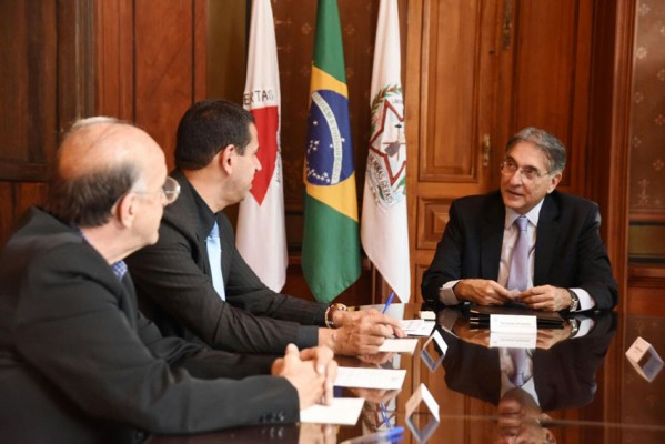 Governador recebe prefeito de Araguari em audiência oficial