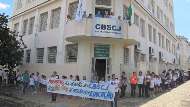 Professores e estudantes homenageiam freiras