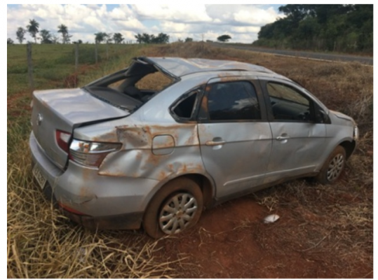 Veículo ficou parcialmente destruído no acidente