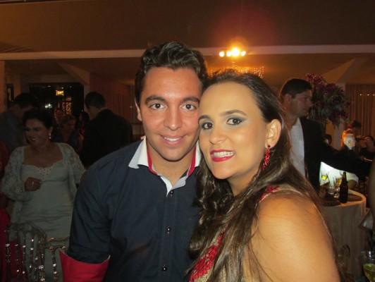 Diego Marcel O. Pereira, aniversariante do dia 9 com a esposa Lívia Maria Lima