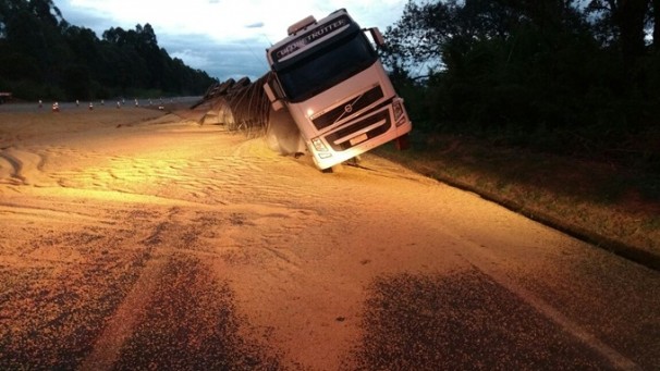 Carreta envolvida no acidente