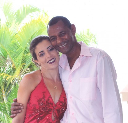 Fábio Eduardo Vieira da silva, aniversariante do dia 16, com a esposa Marinês recebendo o carinho de toda a família 