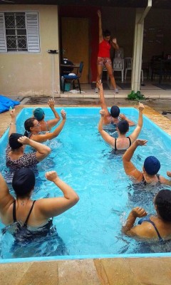 Após abandono durante a gestão passada, são agora oferecidas aulas de hidroginástica gratuitamente às mulheres do bairro Brasília