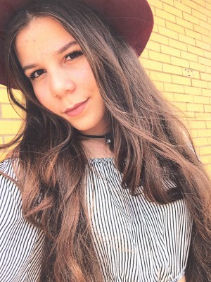 Janaína Pereira completa hoje seus 15 anos recebendo o carinho de toda a família, em especial dos pais Cleidemar Ângela Pereira e Antônio Machado de Mesquita