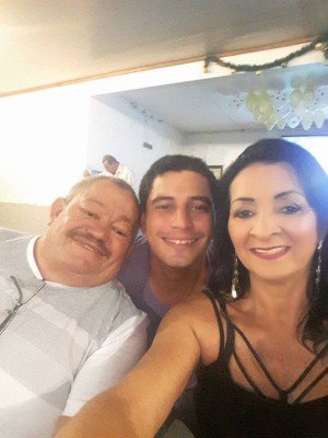 Márcia Cardoso Cabral, aniversariante do dia 12, junto com seu filho Ronaldinho e o esposo Ronaldo Cabral Chagas