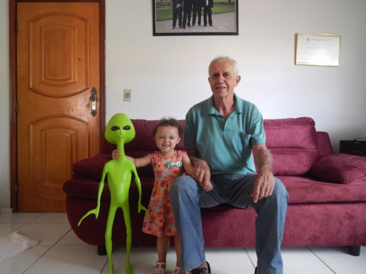 Emanuelle (Manu) junto com o vovô Mário fazendo dois aninhos recebendo a visita do ET