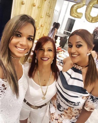 Cabeleireira Neusa Rodrigues brinda idade nova com badalação e festa ao lado dos amigos, familiares e das filhas Isabella e Andressa.