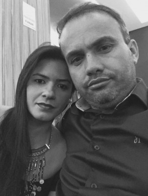 Na especial ocasião em que o colunista Adriano Souza e a esposa Rafaela Ferreira comemoram Bodas de Rosas desejamos que essa flor, símbolo universal do amor, continue perfumando a vida deste casal que agora comemora 17 anos de união. Que o amor de vocês se multiplique a cada instante, coroando de êxito e alegrias essa família exemplar.  