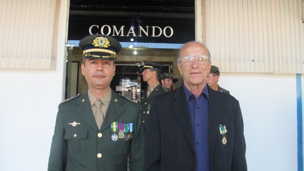 Tenente coronel Fábio Lincoln Lemos Lobo, comandante do 2° Batalhão Ferroviário, e o prefeito Marcos Coelho