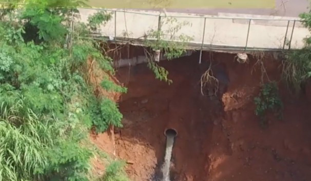 Previsão é de que a estrutura desabe na próxima chuva ou com o trânsito de caminhões pesados na avenida