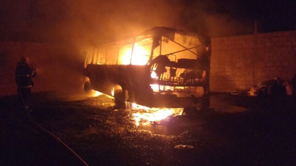 Veículo era utilizado para o transporte escolar e ficava estacionado em um lote vago