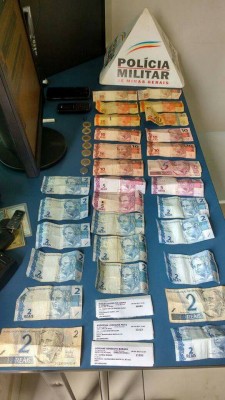 Quantias em dinheiro, uma pedra de crack e o veículo utilizado pelos suspeitos foram apreendidos pelos militares 