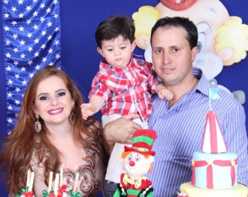 Emiliana Carolina aniversariante do dia 17, com o filho Hamilton Miguel e o esposo Rafael Augusto 