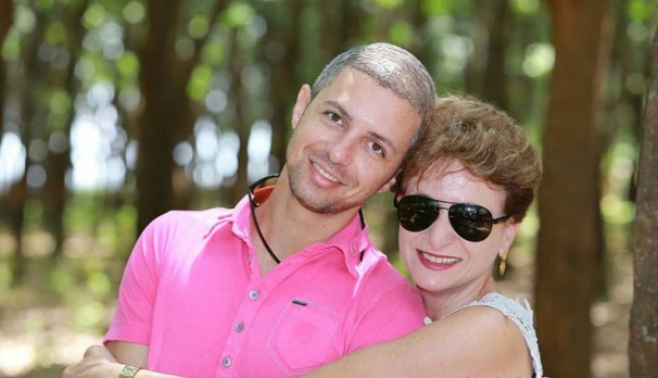 Rafael Barros, aniversariante de hoje, ao lado da mãe Claudia Barros 