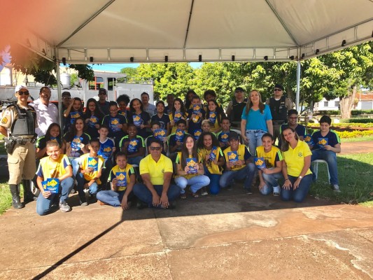 Motoristas que cometeram infrações foram orientados pelos estudantes na Tenda de Conscientização