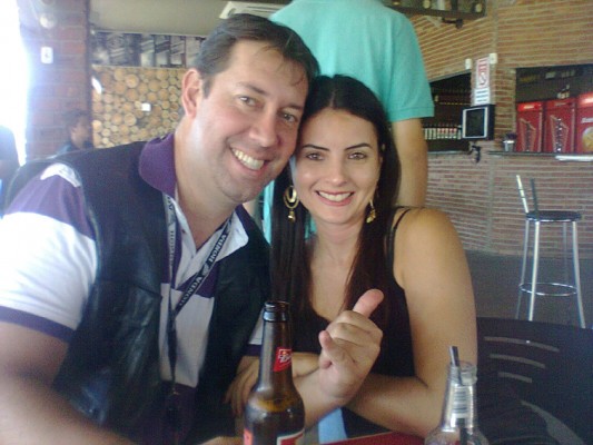 Arlindo Rodrigues da Cunha Jr. aniversariante do dia 14 ao lado da noiva Luciana