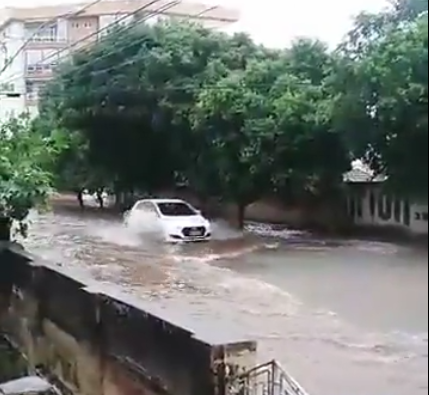 Morador faz transmissão ao vivo em rede social mostrando o problema da rua Coronel José Ferreira Alves