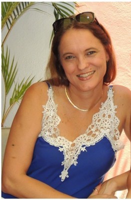 Cristina Maria dos Santos Santana, aniversariante do dia 21, recebendo o carinho de amigos e familiares, em especial, do marido Reginaldo Santana Vieira 