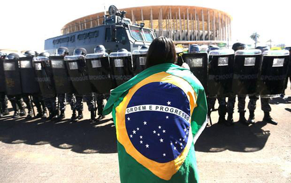 Registro de protesto no entorno do Estádio Nacional Mané Garrincha, em Brasília