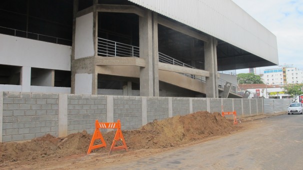 Localizado no centro da cidade, o Ginásio Poliesportivo foi inaugurado na década de 80 pelo então prefeito Fausto Fernandes de Melo
