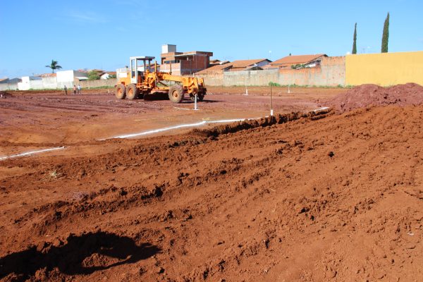 Equipe está realizando o serviço de terraplanagem do local