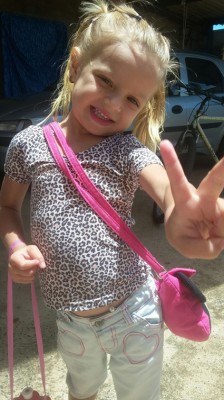 Maria Eduarda Durães Amorim, aniversariante do dia 6. Recebe o carinho de toda família em especial da mãe Grazi Amorin