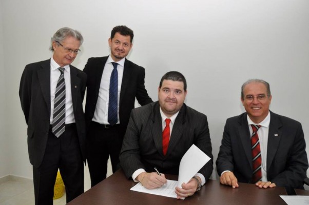  A assinatura do Termo de Doação aconteceu durante evento realizado na nova sede da OAB