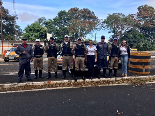 Motoristas foram abordados na blitz educativa realizada pelo Departamento de Educação para o Trânsito 