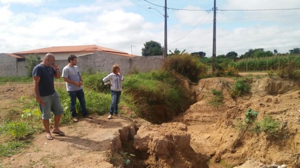 Vereadora inspeciona atual cenário em que vivem os moradores