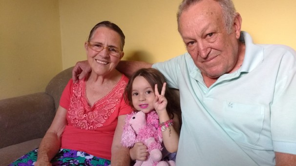 Vilma Vieira Trindade, aniversariante de hoje, com a neta Maria Clara e o esposo Antônio Marques