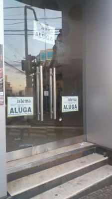 Placas de venda ou aluguel de imóveis estão espalhadas em vários bairros do município 