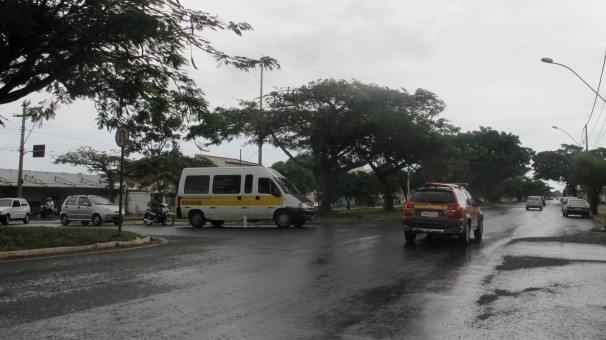 Trânsito em cruzamentos gera pedido de ações urgentes