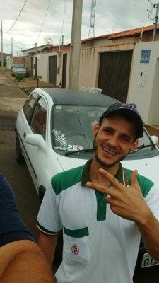 Jovem foi visto pela última vez usando uma camisa preta de manga comprida, calça jeans suja de concreto e coturno