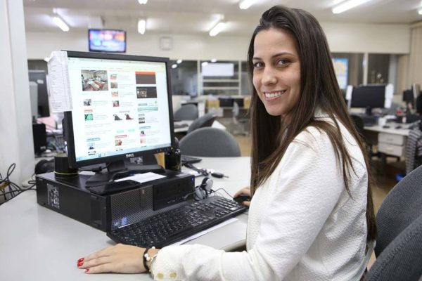 Única representante de Minas Gerais a participar do concurso, a jornalista Amanda Célio está em campanha para conseguir as doações