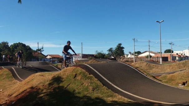 Jovens ciclistas aproveitam a pista diariamente