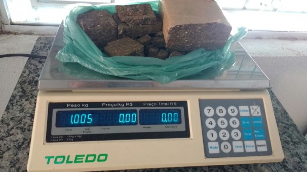 Militares apreenderam 1 kg de substância semelhante à maconha