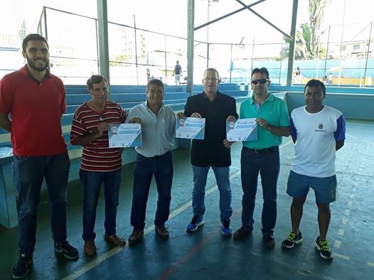 Momento da entrega dos Certificados nas quadras do ATC Foto: Guilherme Assessor de Esportes e Juventude 