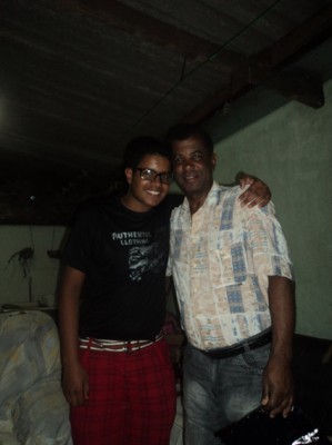 André Luiz Ferreira B. Junior, aniversariante do dia 25, ao lado do avô.