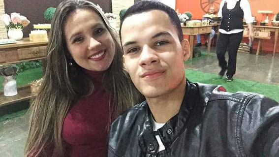 Antonio Neto que aniversariou recentemente, ao lado da namorada Amanda Vieira 