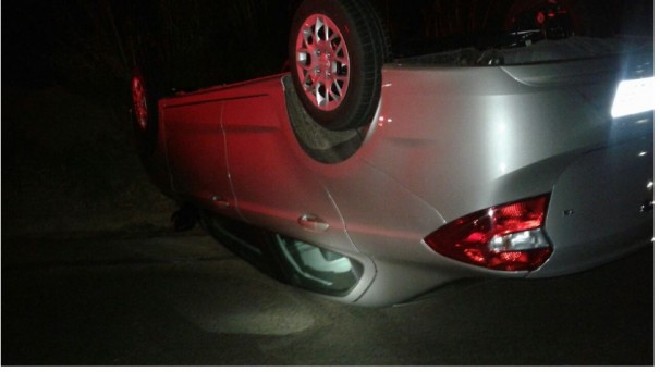 Veículo bateu contra um barranco e capotou, na noite de anteontem ** Divulgação 