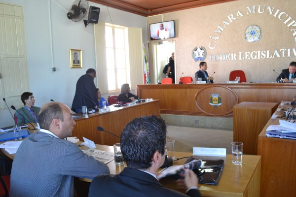 Projetos do Executivo são aprovados por 14 votos nessa terça-feira