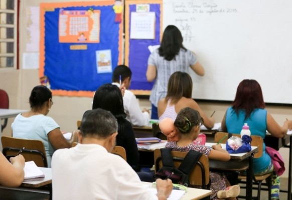 As aulas gratuitas são oferecidas em escolas que disponibilizam o ensino médio regular