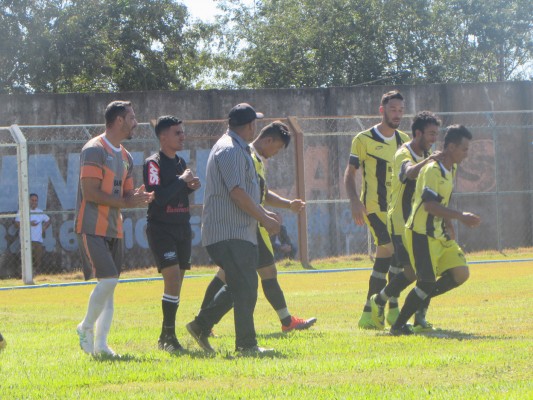 Jogadores do Amanhece comemoram gol anotado contra o Amorim